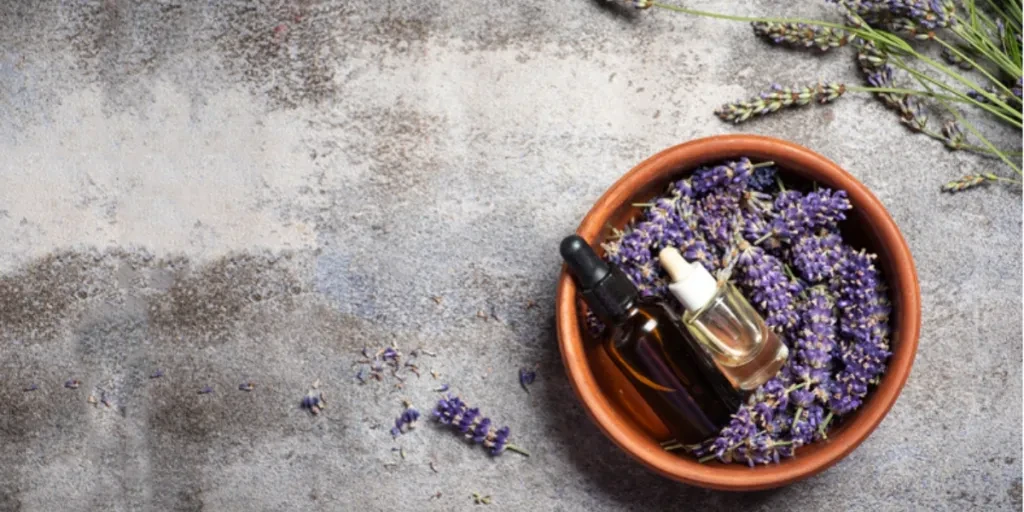 Dois frascos de óleo essencial com lavanda