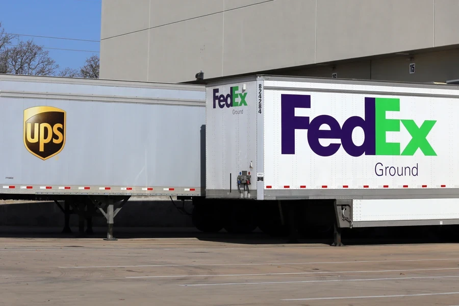 Kontainer pengiriman UPS dan FedEx Ground