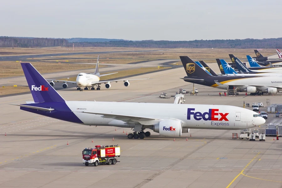 Ndege za UPS na FedEx kwenye uwanja wa ndege