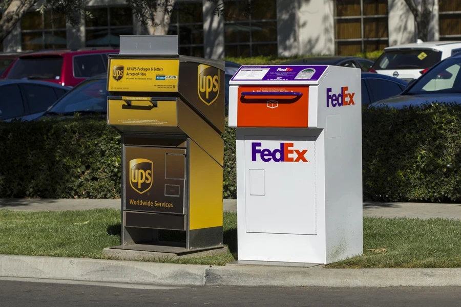 Dịch vụ bưu chính UPS và FedEx trên đường phố