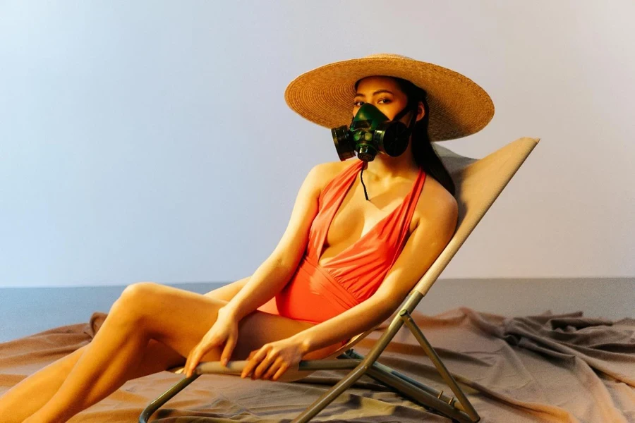 Femme portant un respirateur assise sur une chaise