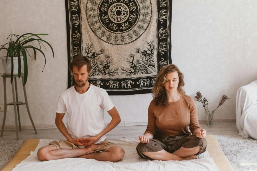 Mulher e homem meditando