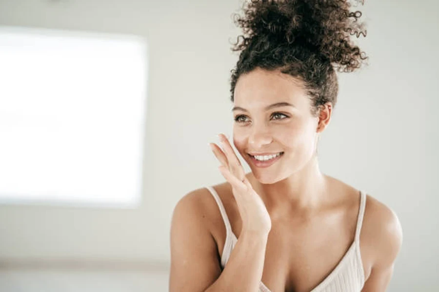 Frau wendet Retinol-Augencreme an, um drastische Ergebnisse zu erzielen