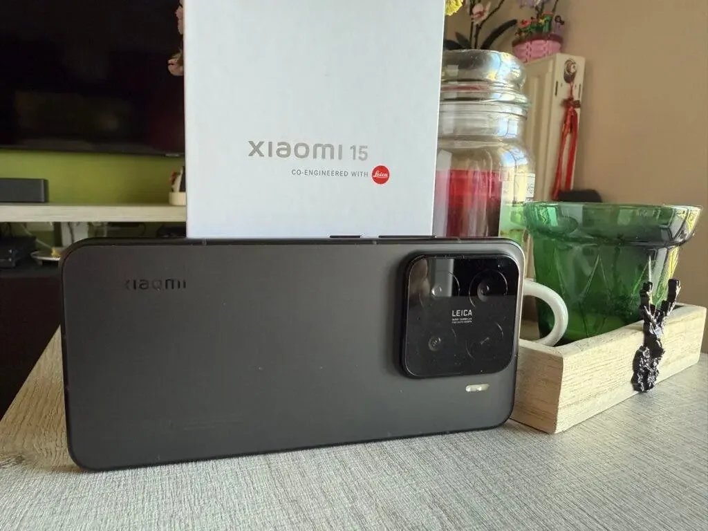 ডেস্কে শুয়ে আছে Xiaomi 15