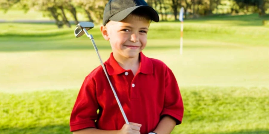 Un pequeño niño golfista