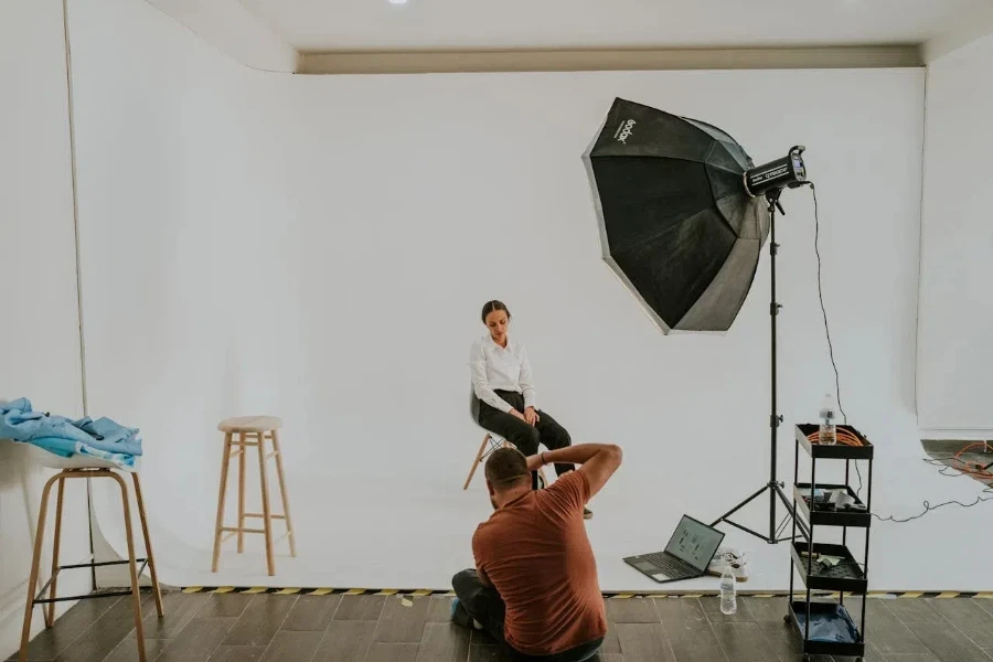 Un fotógrafo tomando fotografías en un estudio.