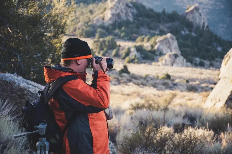 Un fotografo che scatta foto all'aperto