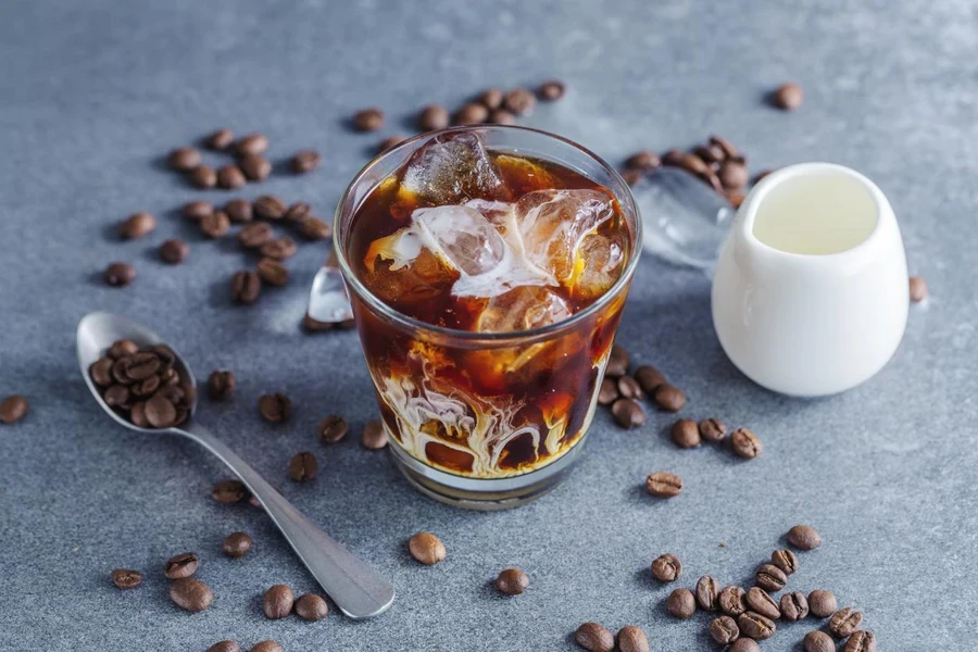 冷たい淹れたてのコーヒー