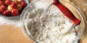 Bir kase un içinde bir hamur karıştırıcısı
