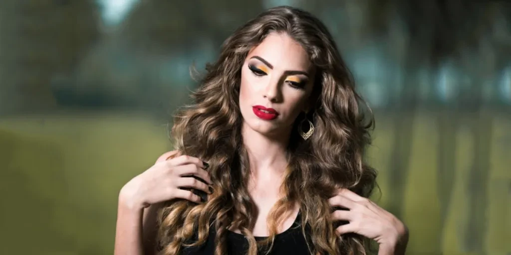 Seorang wanita cantik dengan rambut panjang bergelombang