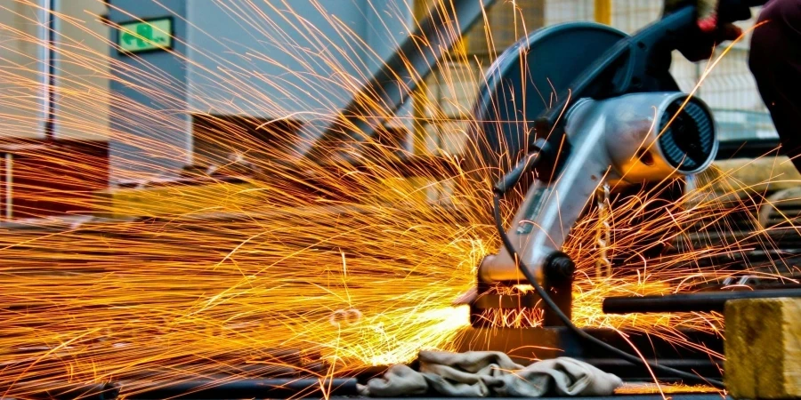 Trennsäge schneidet Metall mit Funken