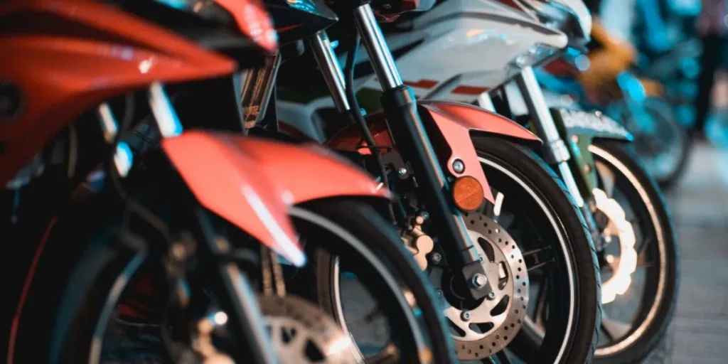 Gros plan sur les motos garées
