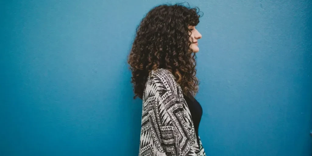 Jeune femme par temps humide avec des cheveux noirs naturels