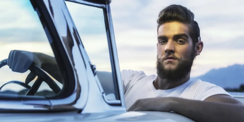 Um homem ostentando um corte de cabelo estilo topete
