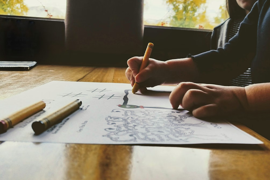 Малыш рисует на бумаге