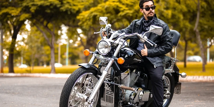 tenue pour safari Blouson cuir perfecto noir homme sur lunettes de soleil