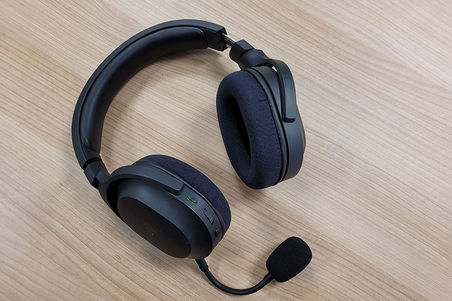 Черная беспроводная игровая гарнитура на кремовом столе