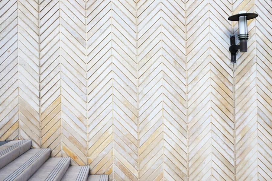 Tendance papier peint extérieur façon chevrons par un escalier