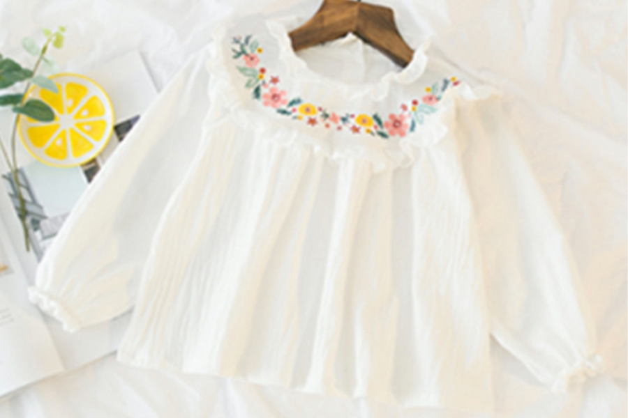 Белая блузка с цветочной вышивкой на воротнике