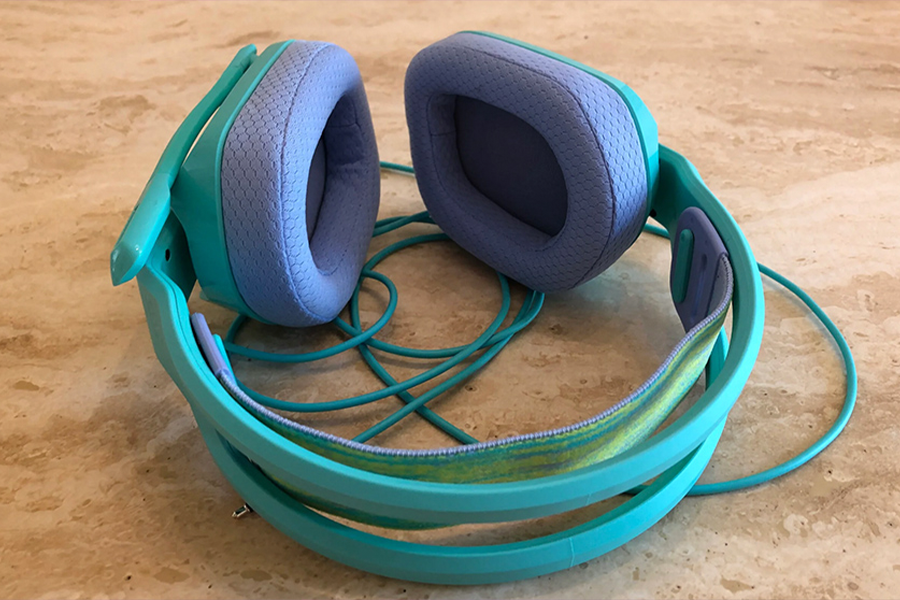 Лимонно-зеленая проводная игровая гарнитура на кремовом столе