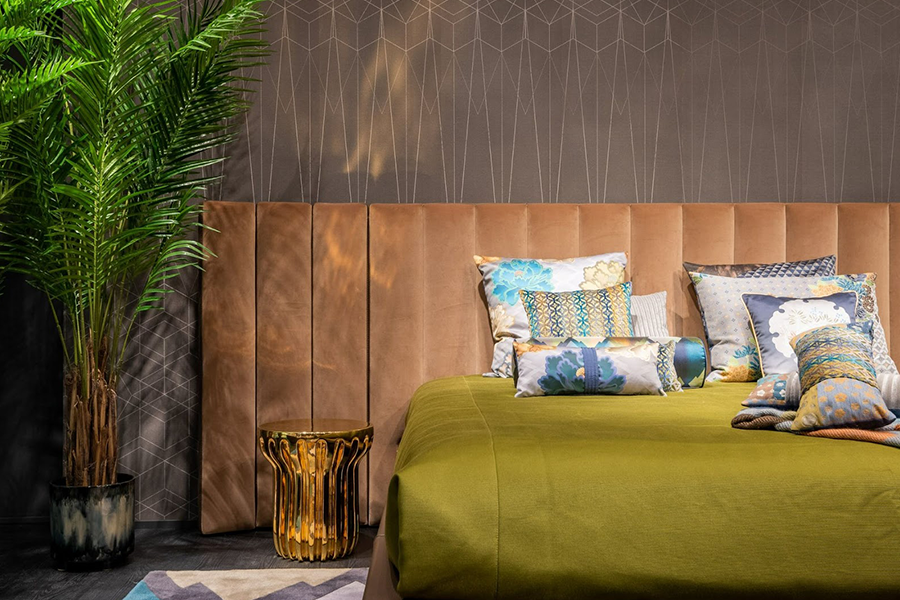 Papier peint géométrique marron derrière un lit de luxe