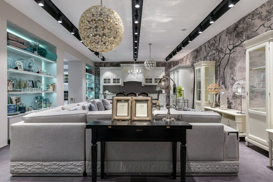 Maison avec un beau mur d'accent montrant une murale en papier peint d'arbres