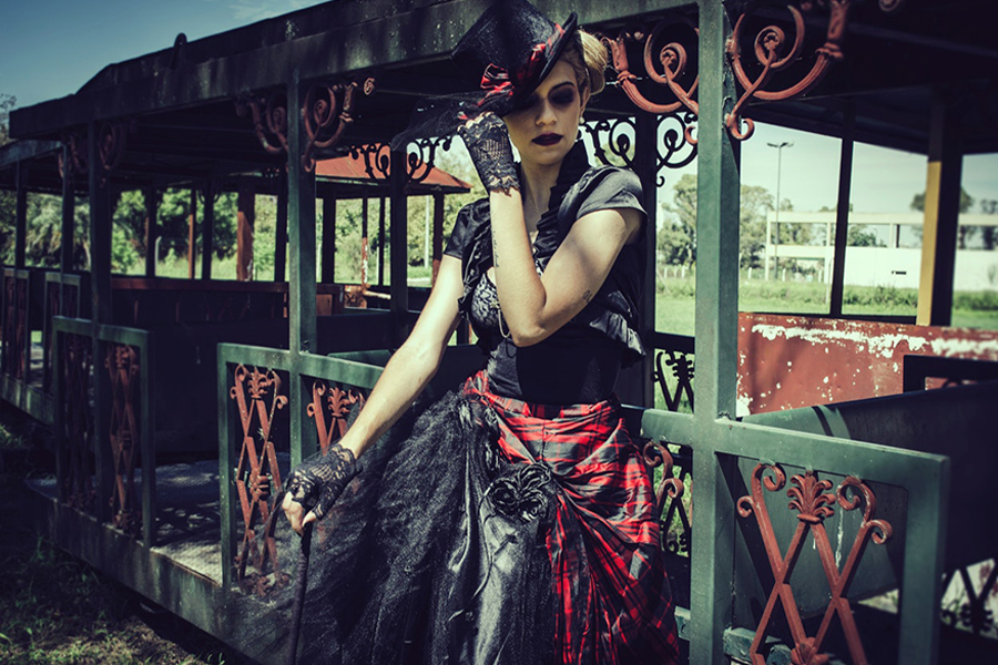 Gothic-Lady rockt einen Dark-Academia-Outfit-Stil