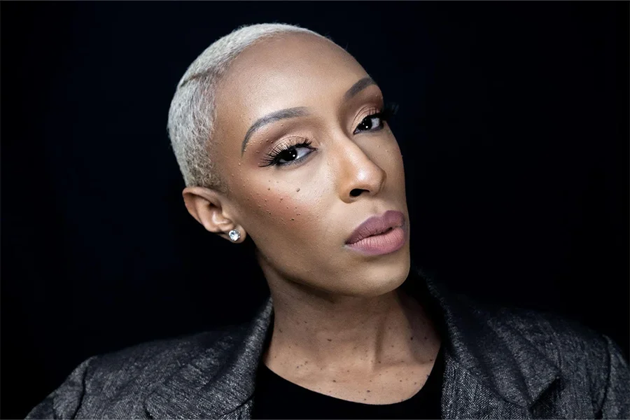 Femme aux cheveux gris diy