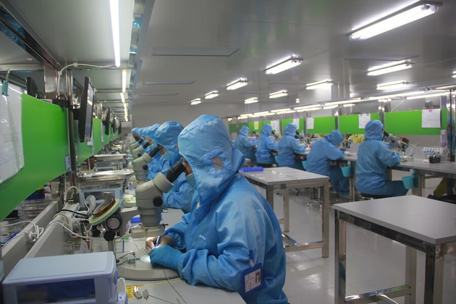 Рабочие, занятые в дорогостоящем производстве