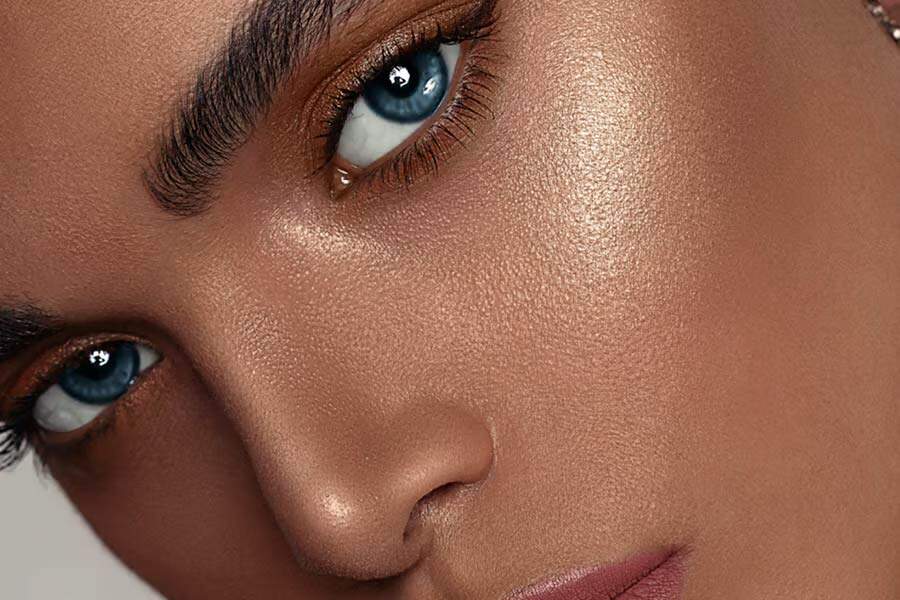 4 grandes tendances du maquillage sont en cours sur le marché de la beauté. Les belles femmes Y2K recherchent une peau propre avec des couleurs vives et brillantes.