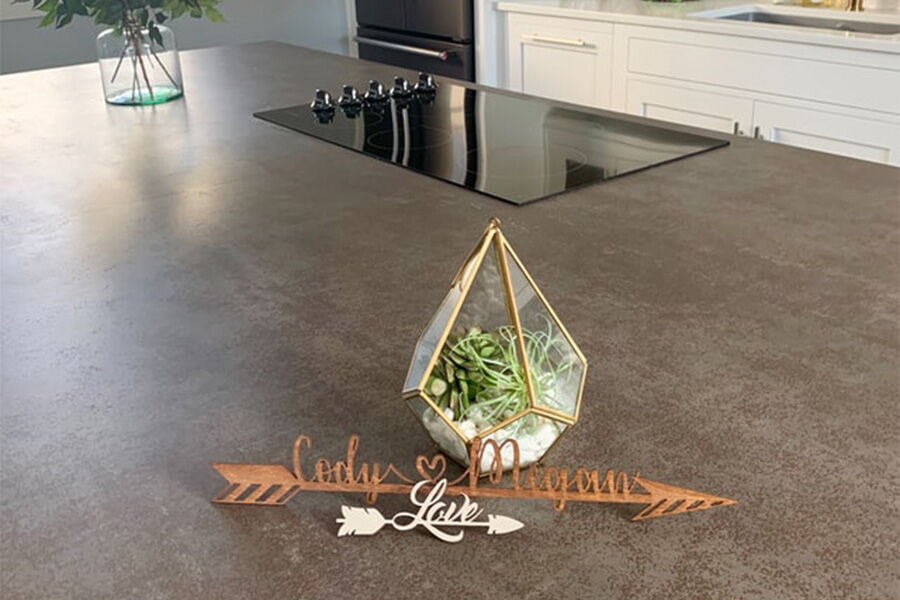 Кухонная столешница из серого спеченного камня