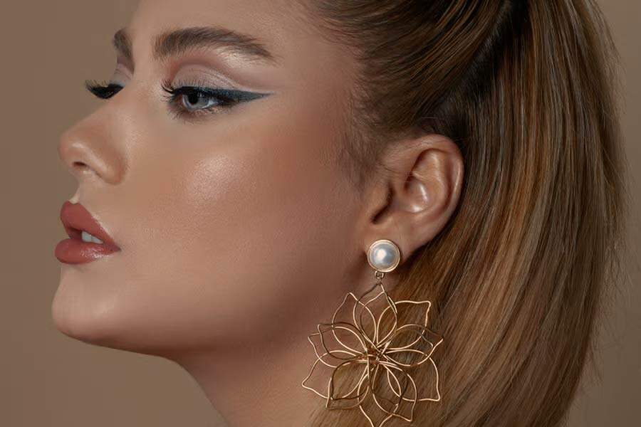 Appliquez un eye-liner résistant à l'eau pour la doublure de poignard