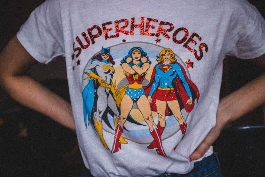Красочная футболка с ретро-графикой в ​​стиле супергероев