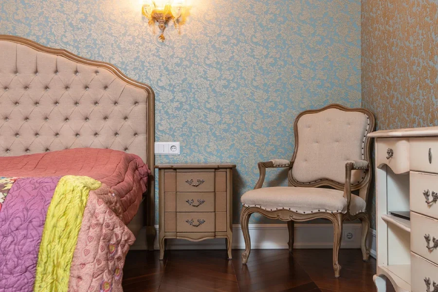 Cama tradicional con cabecero de tela suave