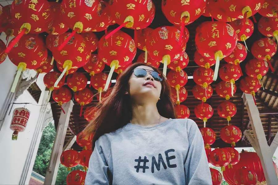 Женщина в яркой толстовке