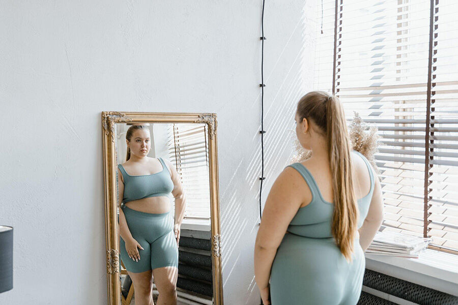 Mujer con pantalones cortos de motociclista y sujetador deportivo a juego