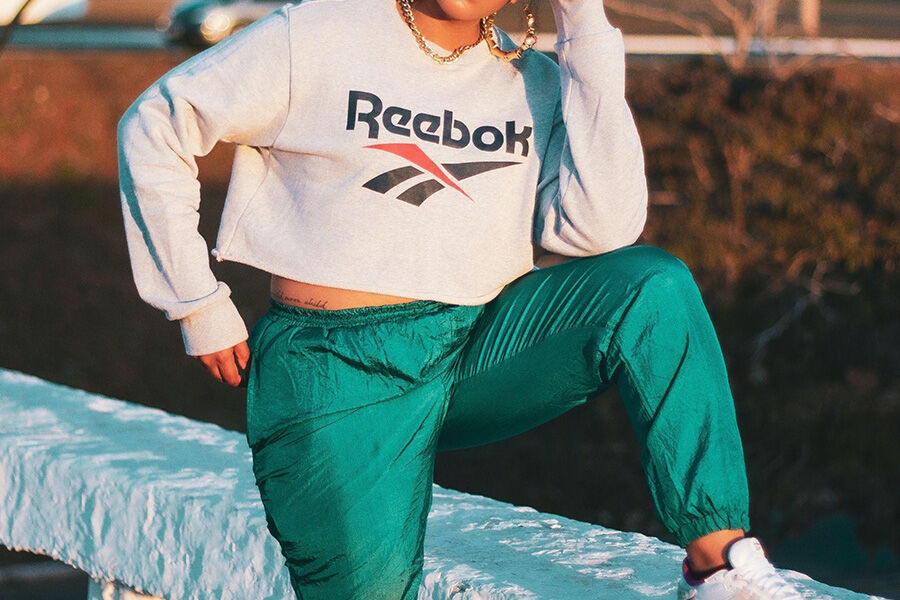 mujer, llevando, sudadera, y, joggers