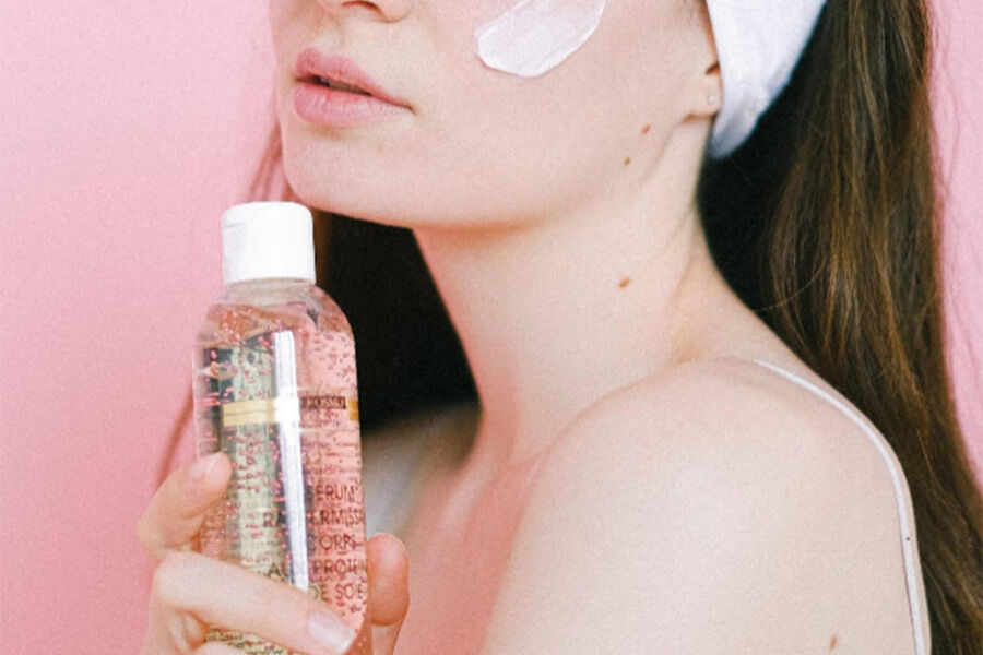 Девушка наносит косметический продукт