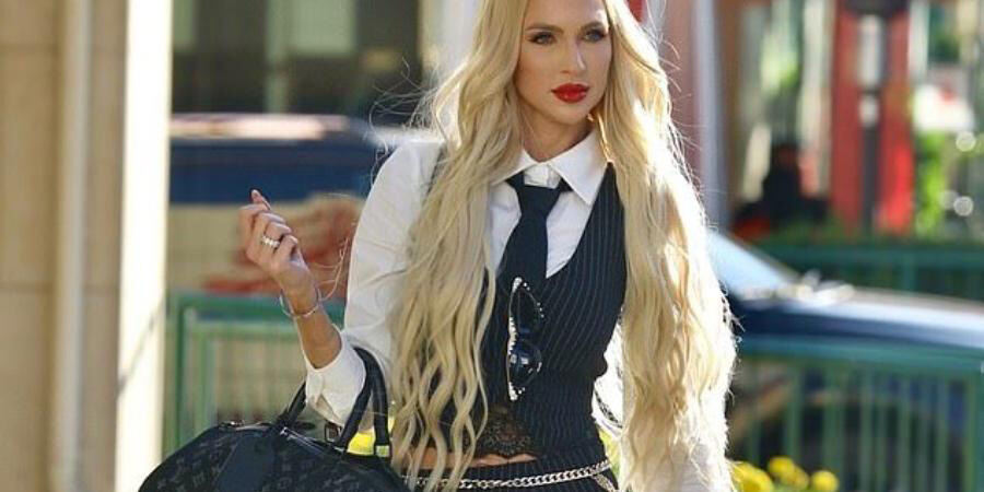 Дама в короткой мини-юбке