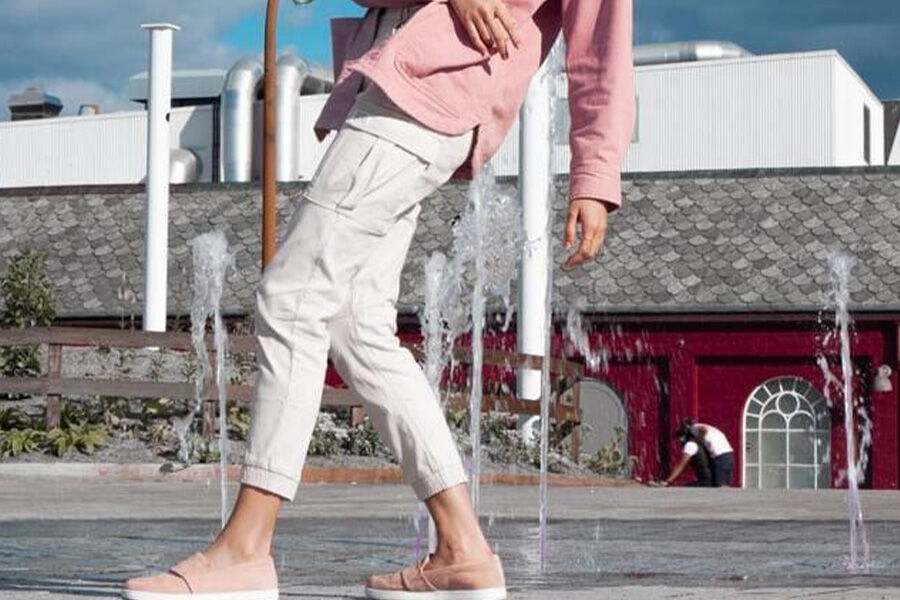 Женщина в серых брюках карго