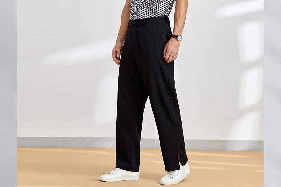 Топ с дизайнерским принтом и черные брюки с разрезом по низу