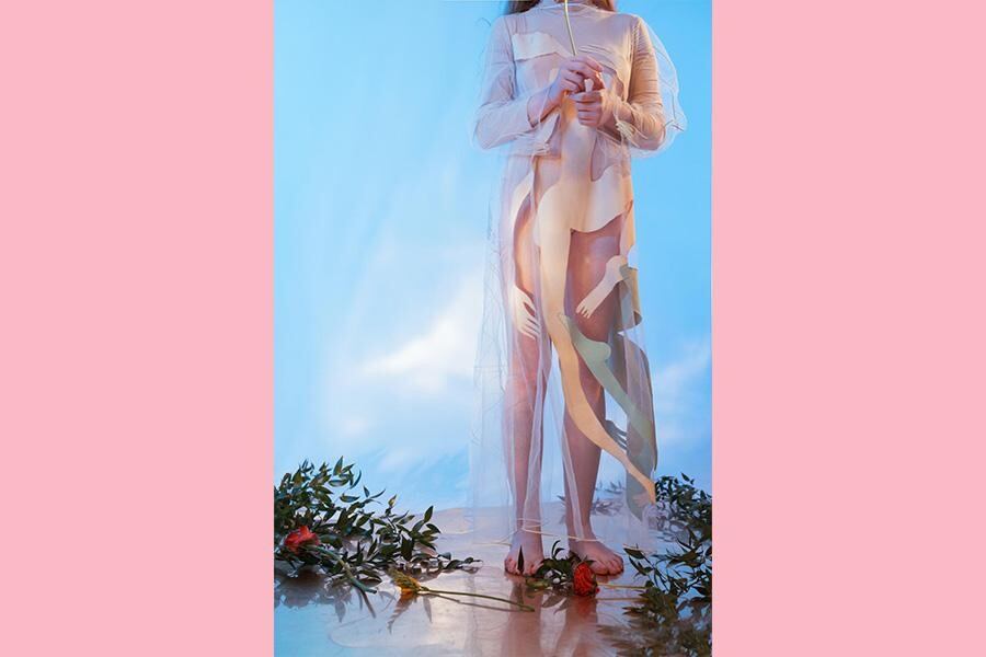 Девушка-подросток в длинной прозрачной рубашке на лето