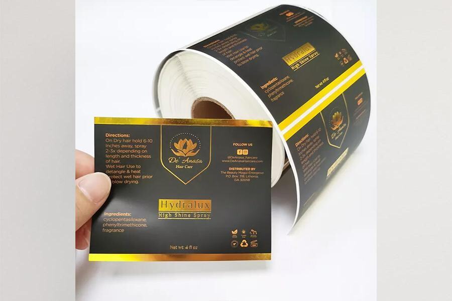 Черная этикетка с текстом из золотой фольги на рулоне