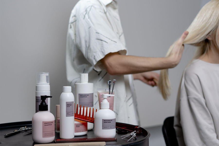 Коллекция различных средств по уходу за волосами