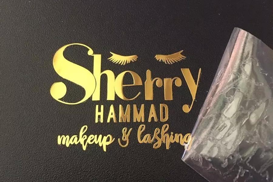 Наклейка с золотыми буквами на черном фоне