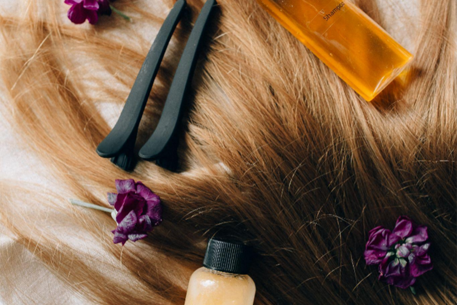 Коллекция различных средств по уходу за волосами