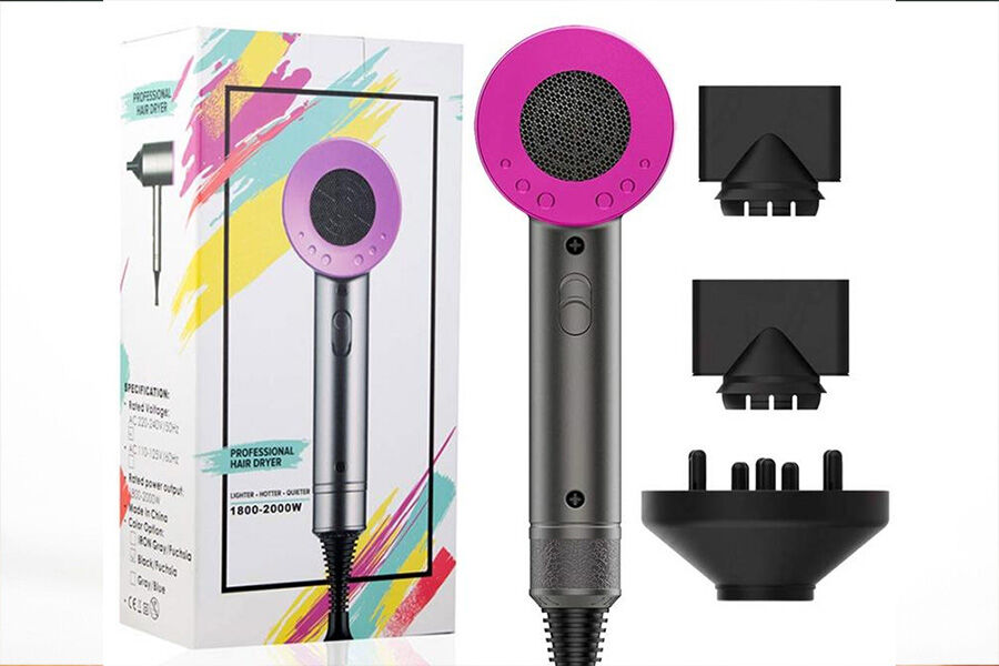 Secador de pelo con varios accesorios.
