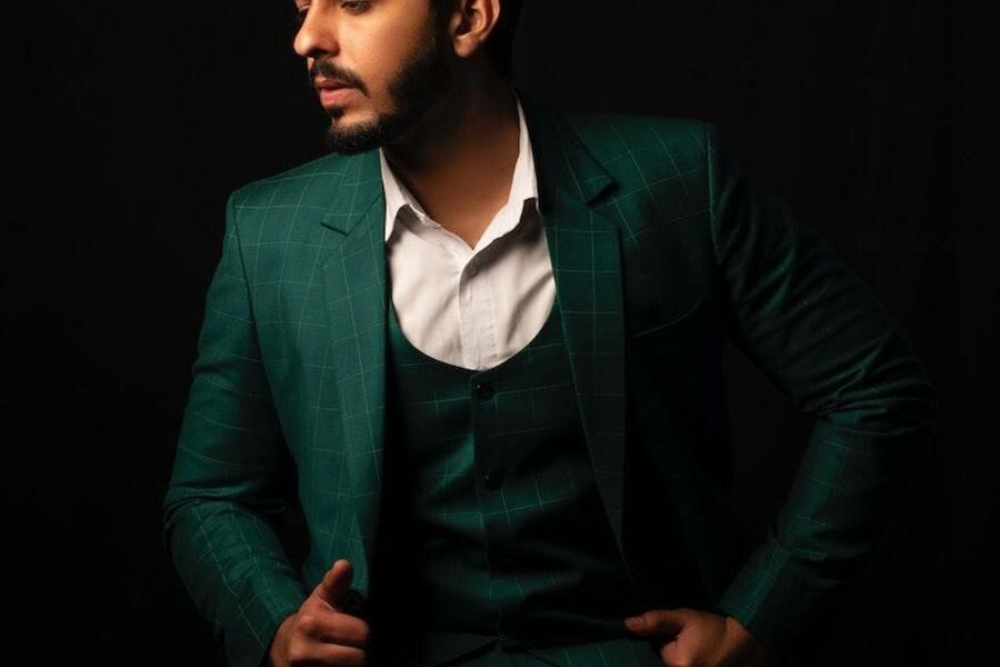 Hombre con clase en un elegante traje verde