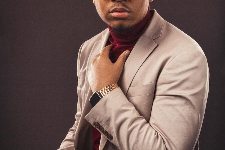 Homme portant un col roulé rouge avec un costume rétro crème