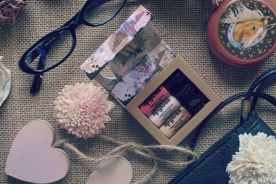 Набор блесков для губ, упакованных из переработанных материалов